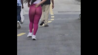Hombres en interiores transparentes