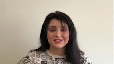 Madre enseña a su hija a follar