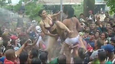 Mujeres bailando sin calzones