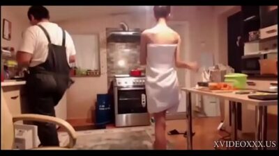 Hijastra seduce a su padrastro