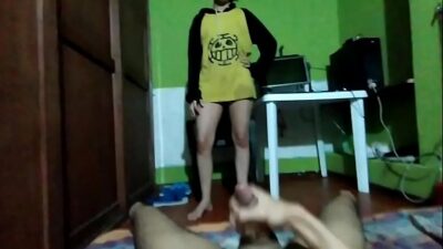 Mi tía se me mete al cuarto mientras me masturbo