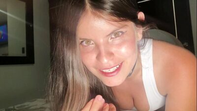 Adolescente negra le pide a su padrastro que le tome fotos de la polla para poner celoso a su ex