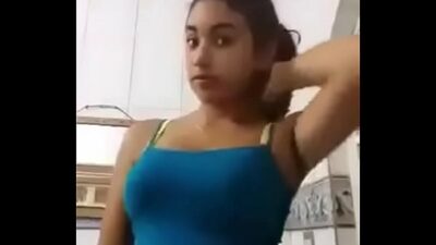 Sacándole la ropa para cojer