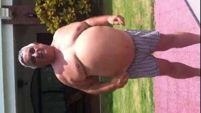 Viejo con niña
