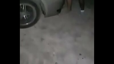 Besanndolos en la noche