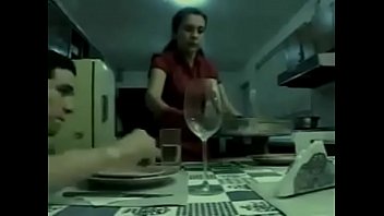 Hijo ayuda a su madre enferma