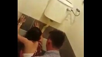 Metiendo el pene en el cuño