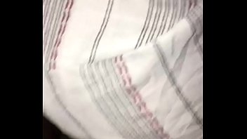 Ban ha una fiesta y regresan borrachos mis papás y los subo a sus cuartos y mi mama me confunde con mi papá