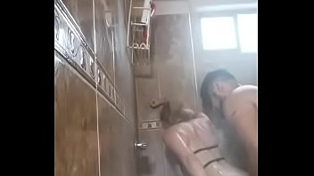 Dos mujeres con un hombre en el baño