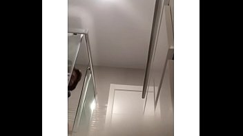 Espiando a la suegra cuando va al baño