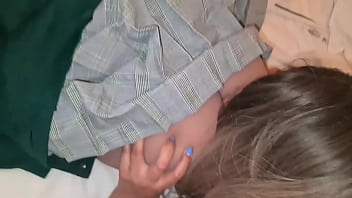Cogiendo a la mejor de amiga de mi hermana mientras duermen