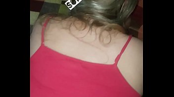 Hombre asiendo el amor con otro hombre en la cama