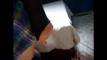 La mama le hace chupar pene a la chica