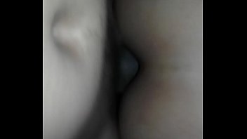 Mordiendo le el culo