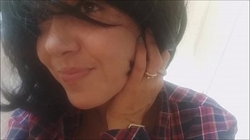Mujer que se esta tocando y dise sierra bien la puerta