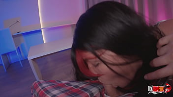 Niña come pene