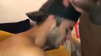 Niños gays tres penes en un culo trios