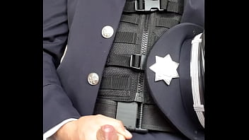 Policía con una prisionera