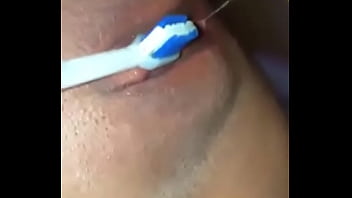 Se masturba con cepillo