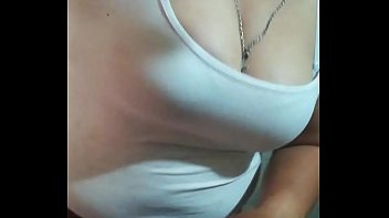 Mí suegra tetona me saca leche