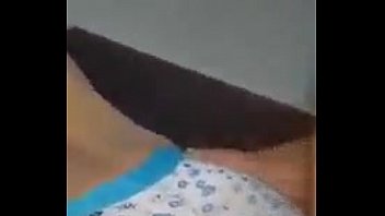 Cola caliente en tuvo vagina sentado en el rollo
