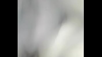 Dos orientales chupandole las tetas a una oriental