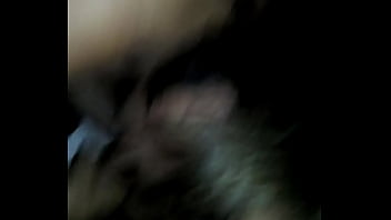 Comparto cama con mi mama caliente