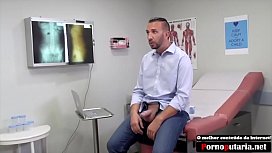 Mujer sexy teniendo sexo con paciente hospitalario