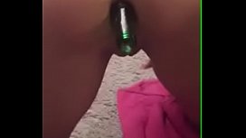 Te mete una botella en el culo y luego sacándote