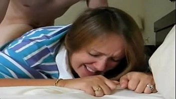 Comiendo a mi madre la fuerza hasta que se cum delicioso