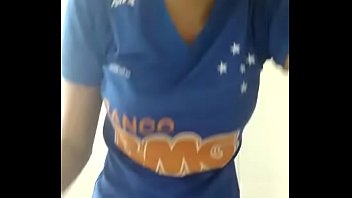 Mujer aficionada tomando todo y desnudarse