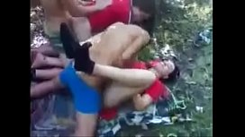 Estudiantes en sexo caliente en el medio del arbusto