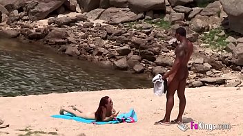 Pareja cayó en la red de playa teniendo sexo