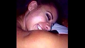 El video porno bajo con la mujer sentada en la polla