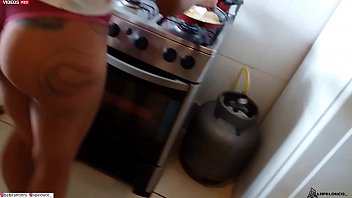 Poner a la criada caliente para chupar en travieso hd