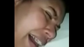 Porno con una nueva virgen llorando con su polla en el culo