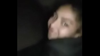 Bastantes prostitutas traviesas sonriendo mientras se atornillan