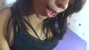 Hermosa mujer desnuda disfrutando con comodidad