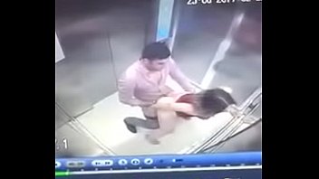 Pareja de beber de tener ascensor sexual