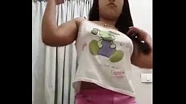 Chica caliente quitándose la ropa en la cámara web