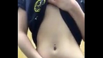 Gatito sexo quitándose la ropa y tocando un siriric