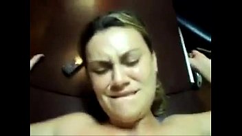Mujer que tiene sexo brasileño con una empleada en el trabajo