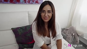 Gata morena dando el culo por primera vez
