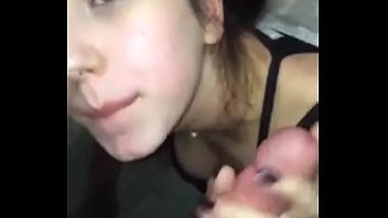 Gatita chupando la polla del padre de la amiga