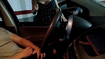 Macho cachondo dándose una polla en el coche y corriéndose mucho