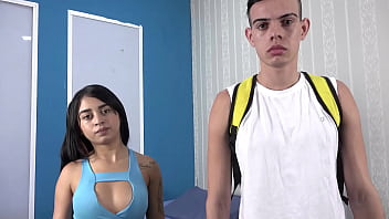 Prima virgen que folla rico con el primo