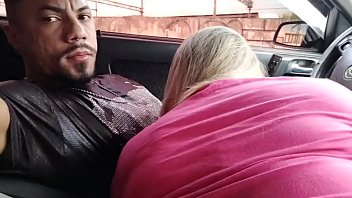 Zorra dándole una mamada en el coche