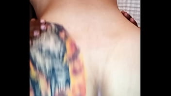 Buenorra tatuada dando clase en la sentada