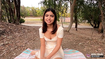 Joven ninfeta follando con el coño hinchado de excitación