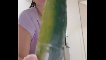 Jovencita culona y buena masturbándose con pepino